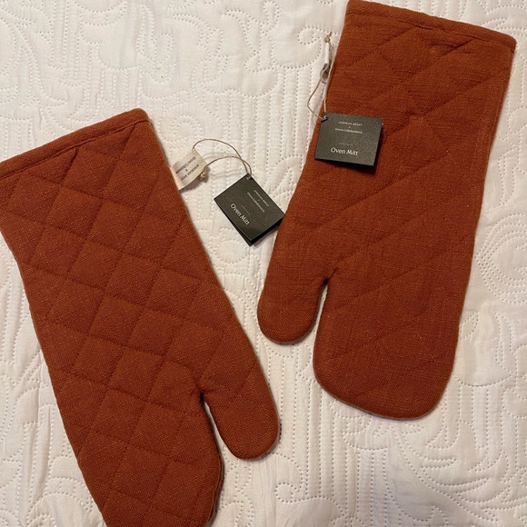 🔥HOT DEAL🔥 NWT/ Quilted Oven Mitts in Rust by Grove Collabritive - Picture 1 of 4